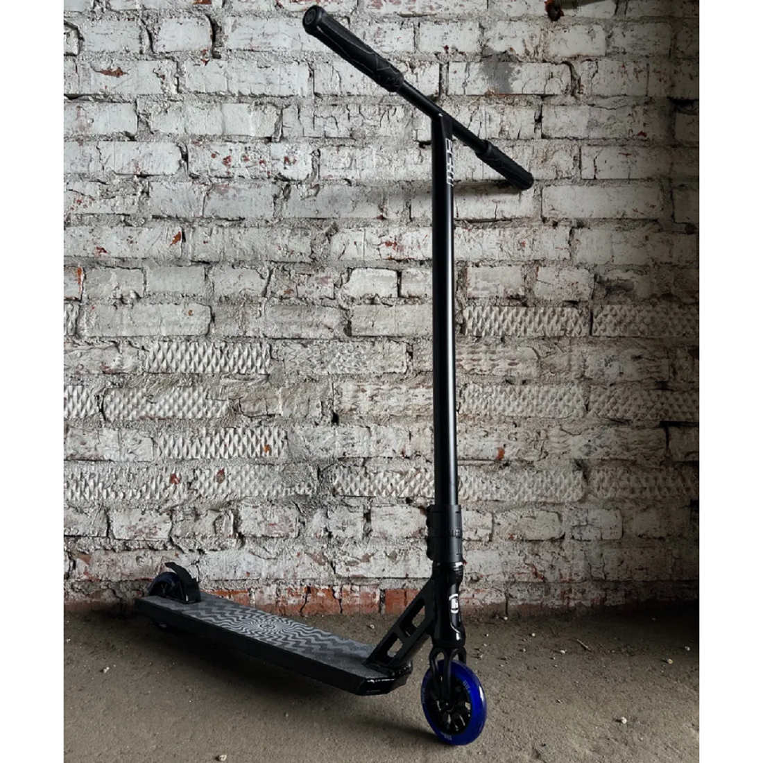 Самокат трюковой HIPE XL RS Neon Flakes черный/синий (820006)